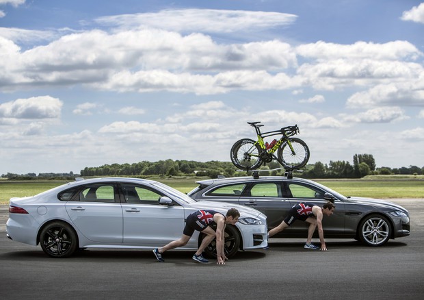 Jaguar, sfida tra fratelli triatleti a bordo di due XF © ANSA
