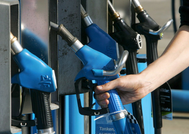 Italiani spendono più per carburanti che per comprare l'auto © ANSA