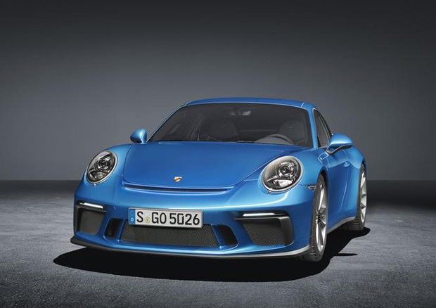 Porsche 911 GT3 Touring su strada con una vera auto da corsa © Porsche Press