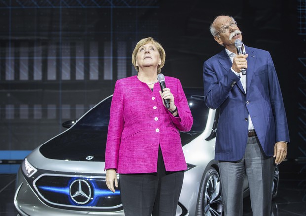 Merkel inaugura Salone Francoforte, 'tutti i Paesi si impegnino su emissioni' © AP