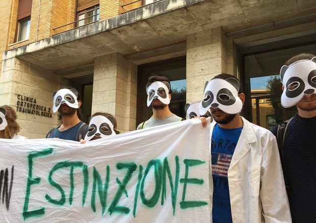 Un momento del flashmob di alcuni studenti all'Università La Sapienza di Roma © ANSA