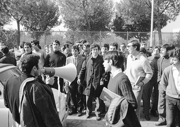 Studenti protestano davanti al liceo scientifico Lucrezio Caro, Roma, 30 ottobre 1968. Uno studente parla con il megafono © ANSA/OLDPIX