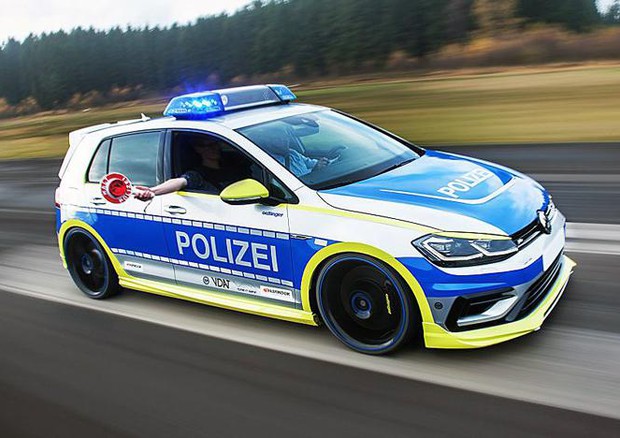 Con la Golf R 400 Cv nessuno sfugge all'alt della Polizia © Oettingger - VWVortex