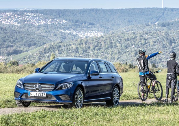 Dopo il suv elettrico EQC Mercedes lancia una gamma ibrida con propulsori benzina, diesel e fuel cell © Daimler Press