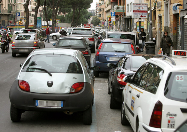 Auto in doppia fila a Roma © ANSA 