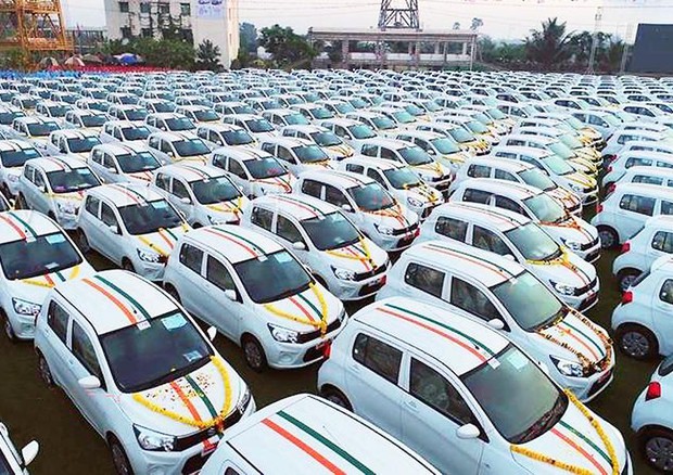 Miliardario indiano dona 600 auto bianche ai dipendenti © ANSA
