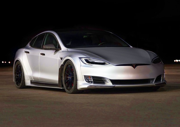 Anche Tesla Model S diventa una berlina dal look aggressivo © SEMA Show Media