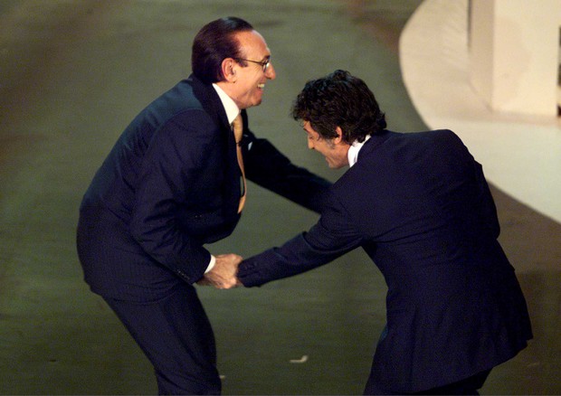 2002 Fiorello tocca Pippo Baudo (foto: Ansa)