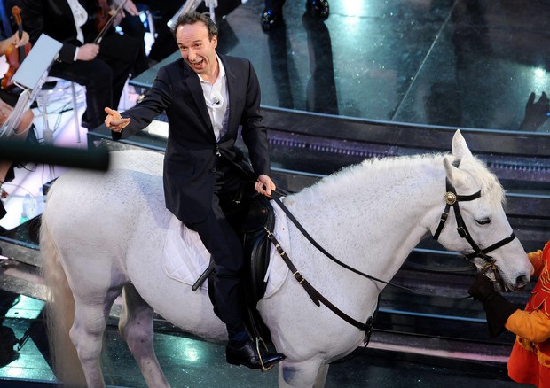 2011 Roberto Benigni entra in teatro a cavallo (foto: Ansa)
