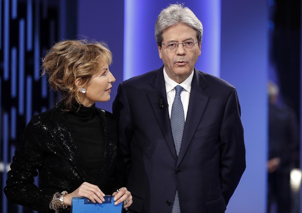 Il presidente del Consiglio, Paolo Gentiloni, durante la trasmissione televisiva di La7 