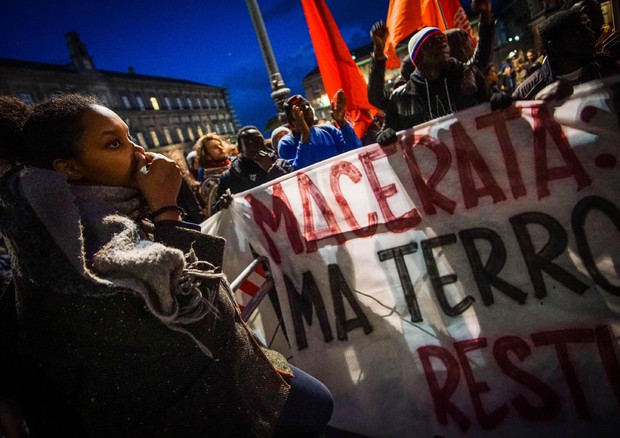 Un momento della manifestazione davanti alla Prefettura di Napoli © ANSA
