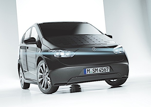 La Sion ha la carrozzeria coperta da celle fotovoltaiche e nell’abitacolo presenta un filtro aria con “muschio”. © Sono Motors