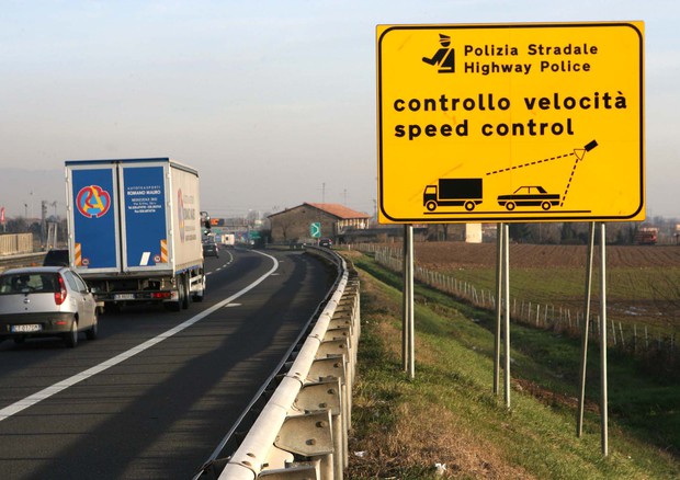 Un segnale che avverte dei controlli di velocità in autostrada © ANSA