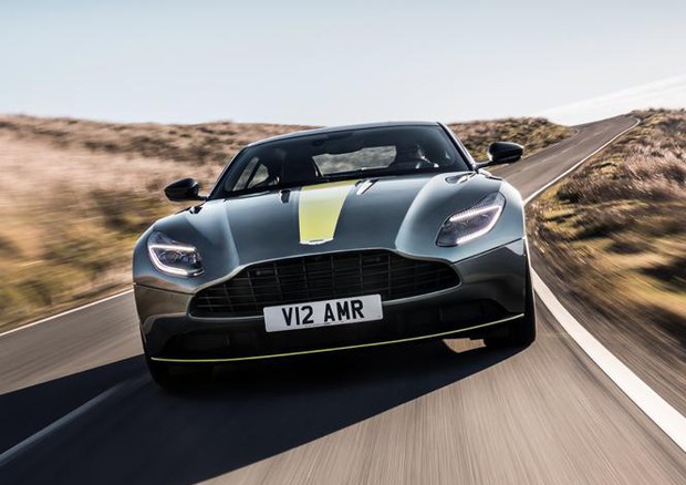 La nuova Aston Martin DB 11 AMR ha un V12 potenziato a 630 Cv e tocca i 335 km/h © Aston Martin Press