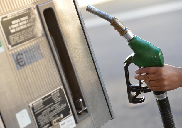 Benzina: nuovo giro di rialzi con aumento greggio © ANSA