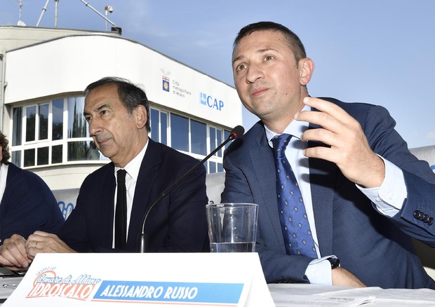 Il presidente del gruppo CAP Alessandro Russo (d) e il sindaco Giuseppe Sala durante la conferenza stampa 