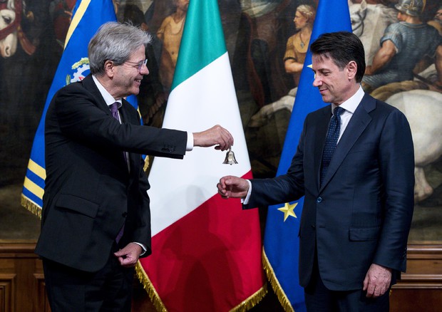 Il passaggio di consegne ufficiale tra Paolo Gentiloni e Giuseppe Conte nella cerimonia di Palazzo Chigi © ANSA