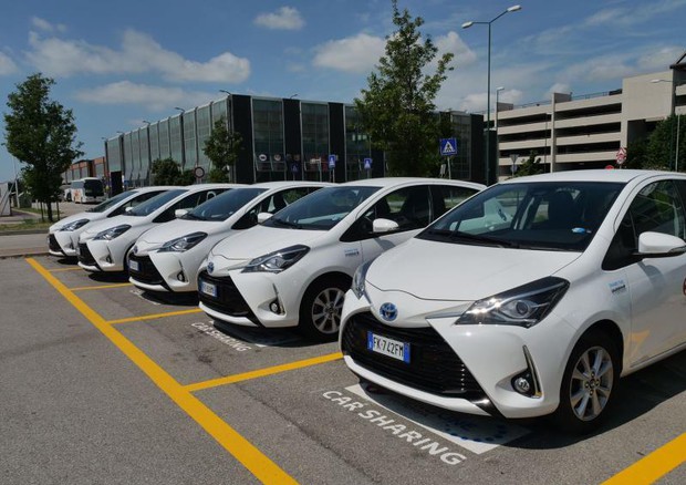 A Venezia servizio car sharing ibrido Toyota. Dopo 8 mesi 2.500 iscritti, 4.900 noleggi e 143mila km coperti © ANSA