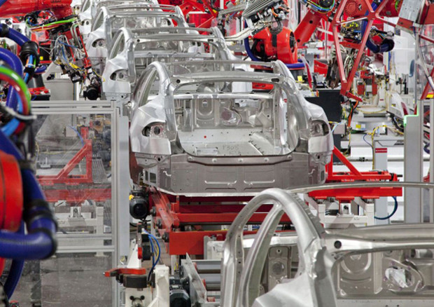 Le linee di montaggio della Tesla Model 3 viaggiano ancora a 5.00 unità alla settimana © Tesla Media