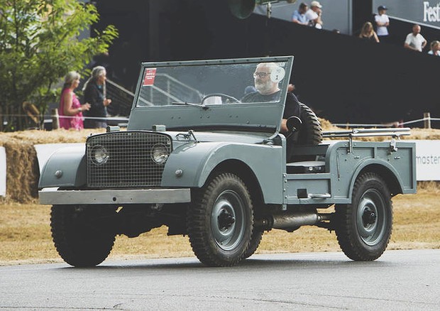 Sfilata a Goodwood per i primi esemplari della iconica Land Rover degli Anni '40 © JLR Press