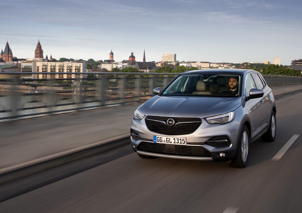 Opel, nuovo motore benzina 1.6 180 cv debutta su Grandland X © 