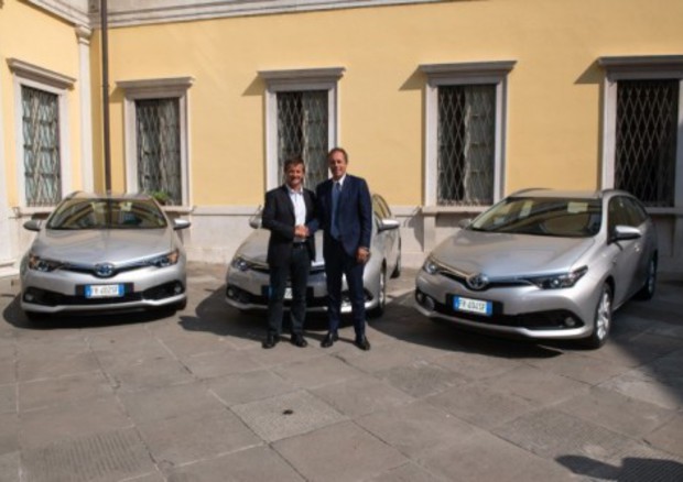 Toyota consegne tre veicoli Hybrid Electric a Comune Bergamo © ANSA