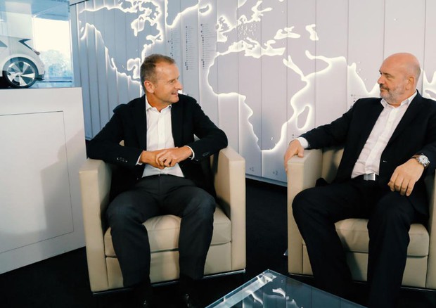 Herbert Diess CEO del Gruppo Volkswagen intervistato da Osterloh per la newsletter interna © Volkswagen Group