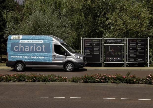 I primi servizi dei Transit Ford di Chariot riguardano l'area direzionale di Stockley Park, a Londra © Ford Press