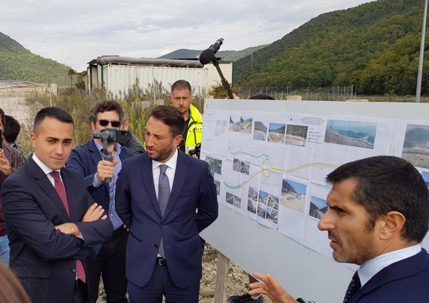 Il ministro degli Esteri Luigi Di Maio nel corso della visita al cantiere della Terni-Rieti, 24 ottobre 2019 (Archivio) © ANSA
