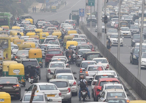 Health emergency declared due to air pollution in New Delhi © EPA