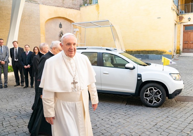 Gruppo Renault dona una Dacia esclusiva a Papa Francesco © Renault Italia
