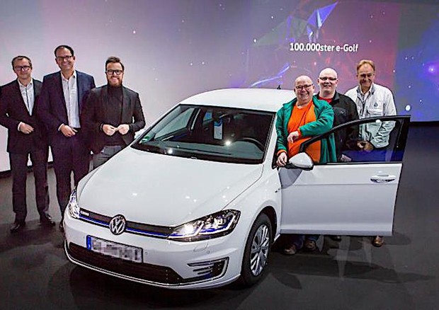 La consegna in Germania della VW e-Golf numero 100.000 © ANSA
