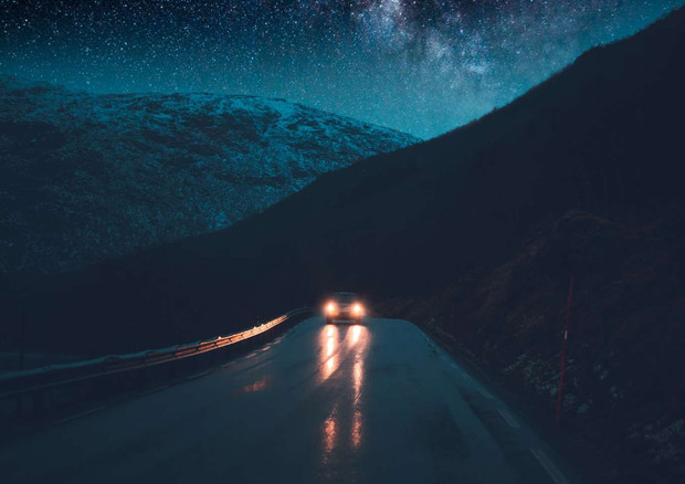 Automobilisti, 7 su 10 faticano a guidare di notte © ANSA