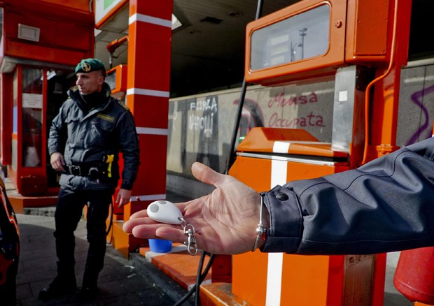 A Napoli pieno di 'aria' in due distributori di benzina © ANSA