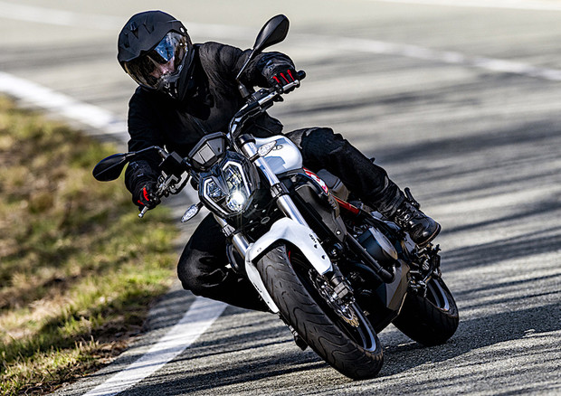 Stile sportivo e motore 300 cc per la naked Benelli 302S © ANSA