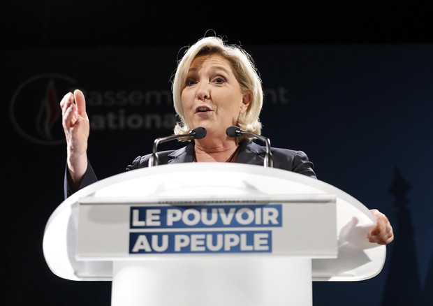 Europee: sondaggio, Le Pen supera Macron (foto: EPA)
