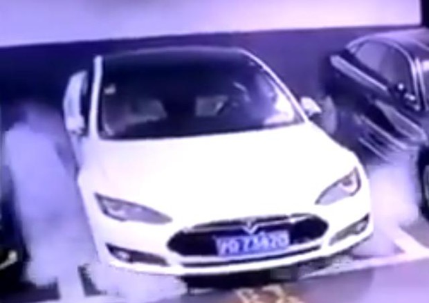 Tesla si incendia in parcheggio in Cina © Ansa