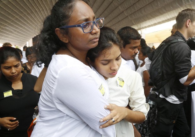I funerali delle vittime degli attentati in Sri Lanka © EPA