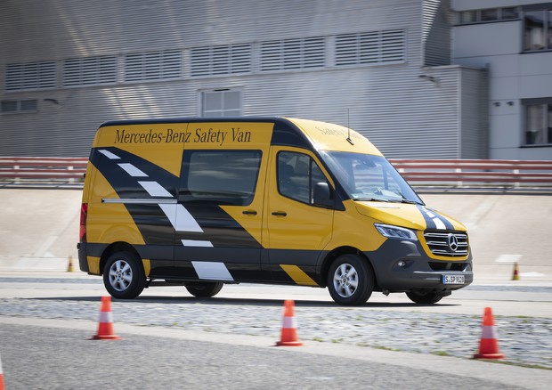 Mercedes Sprinter fa pieno di tecnologie, a bordo Distronic © 