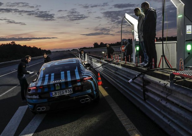Porsche Taycan elettrica, coperti 3.424 km in 24 ore a Nardò © Porsche Press