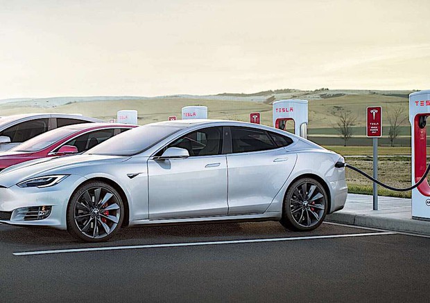 Al via pieno di elettricità da 150 kW ai Tesla Supercharger © Tesla 