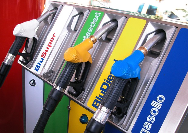 Benzina, prezzi in calo: media self service a 1,544 euro © 