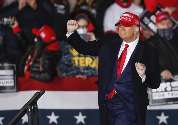 Trump balla sul palco di un comizio in Wisconsin (foto: EPA)