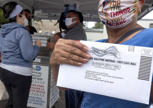 Schede elettorali per corrispondenza (foto: EPA)