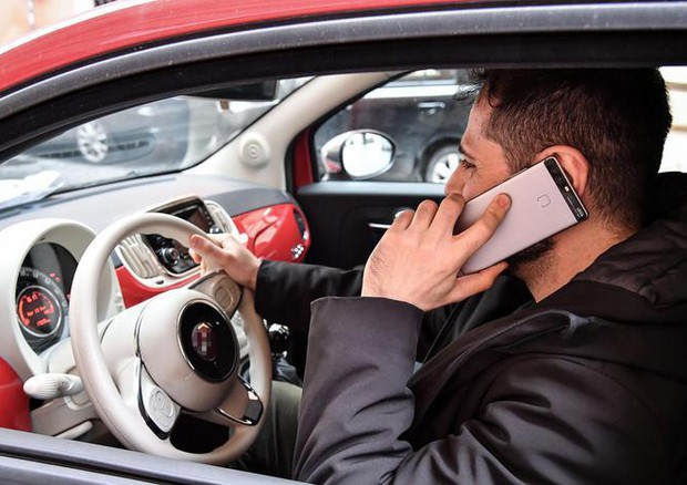 InsAuto, legge britannica vieterà scattare foto mentre si guida © ANSA
