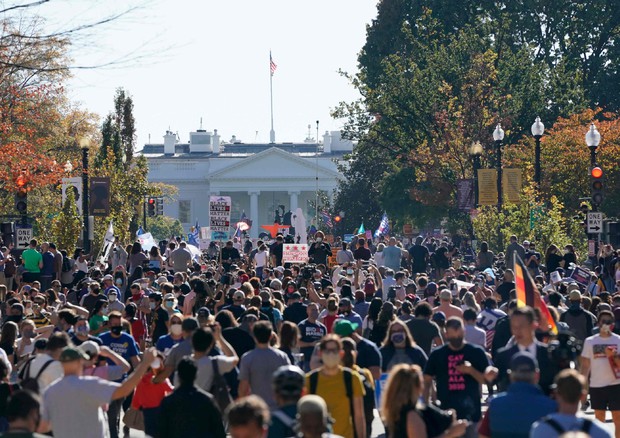 Folla e scene di entusiasmo davanti alla Casa Bianca (foto: AFP)
