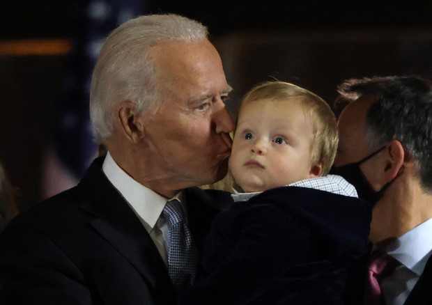 Joe Biden bacia suo nipote (foto: AFP)