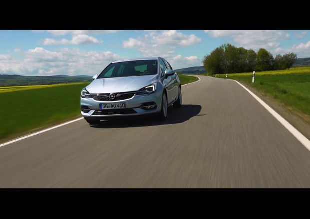 Opel Astra, media sfoggia nuovo look: ora ancora più hi-tech © ANSA