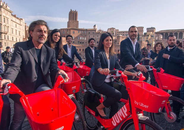 La sindaca di Roma Virginia Raggi e le biciclette Jump by Uber © ANSA