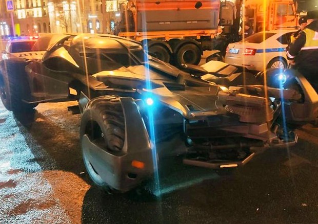 Batmobile lunga 6 metri e larga 3,5 sequestrata a Mosca © ANSA